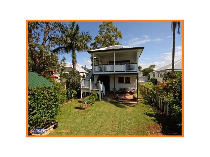 18 Robinson Street, Shorncliffe QLD 4017