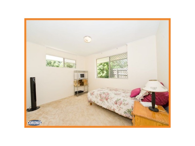 8 Mintern Street, Macgregor QLD 4109