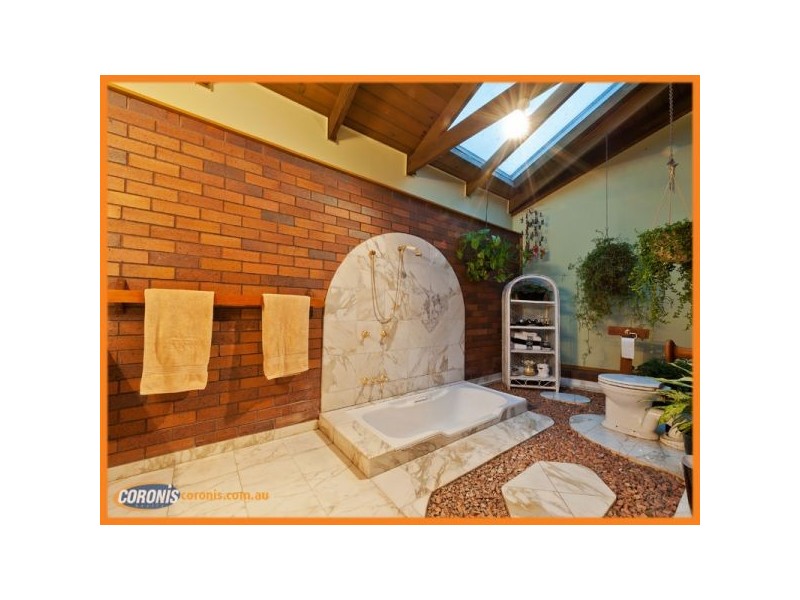 5 Burke Court, Mount Ommaney QLD 4074