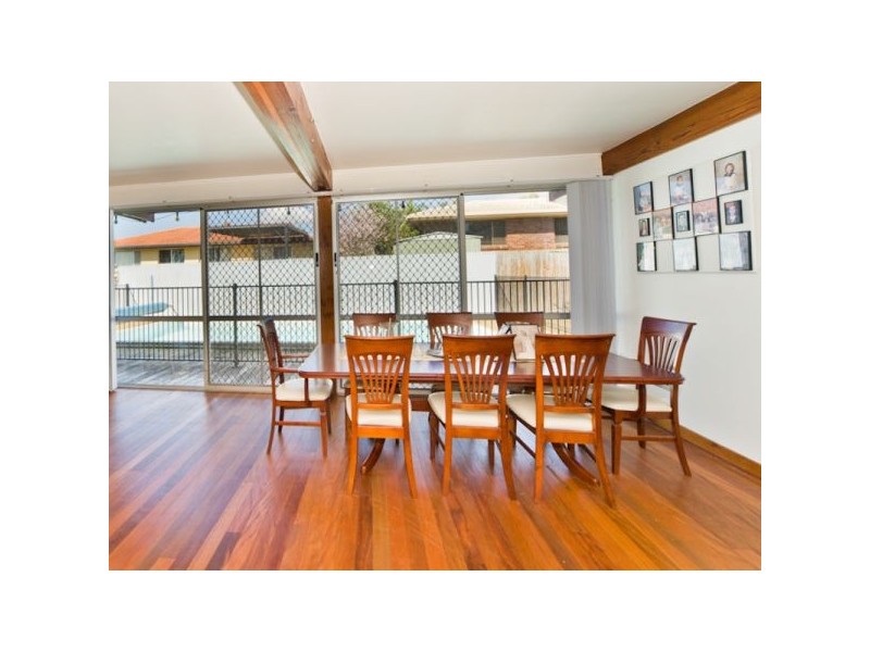 2 Corfe Court, Carindale QLD 4152