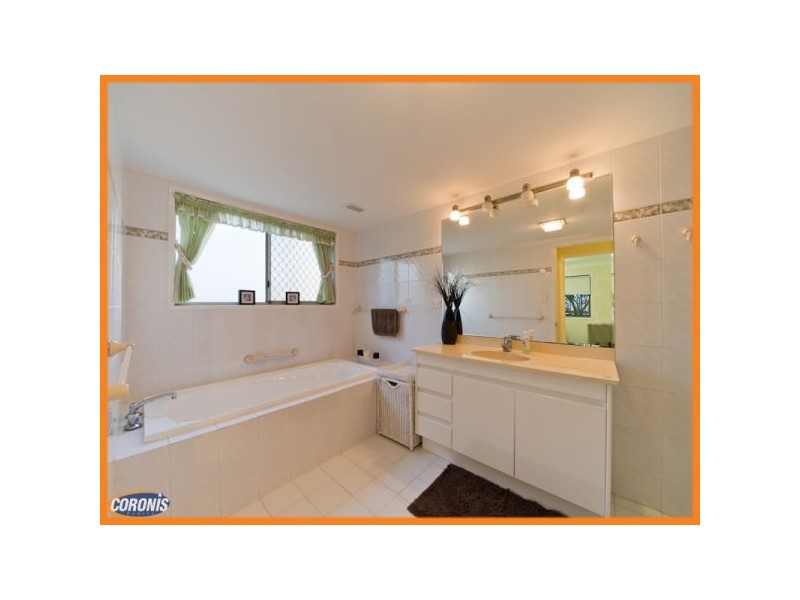 8 Carnegie Court, Carindale QLD 4152