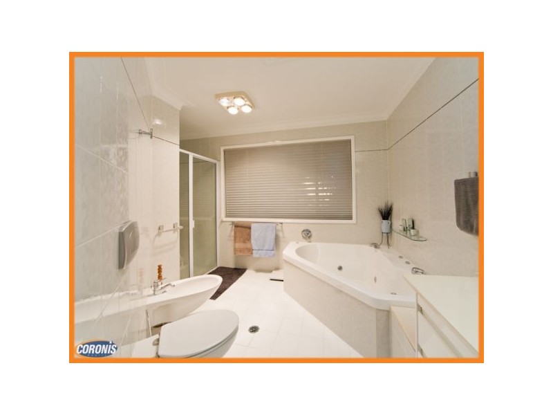 8 Carnegie Court, Carindale QLD 4152