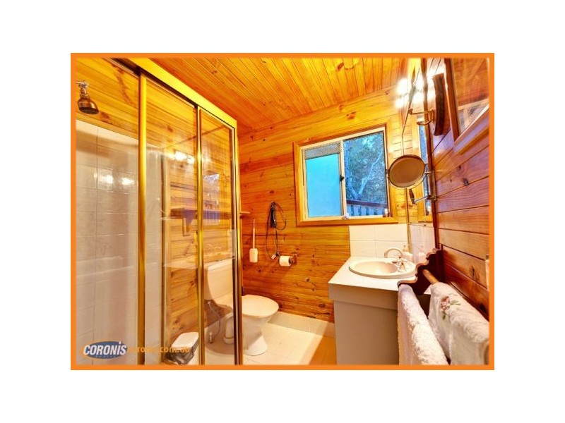 18 Drapers Road, Eatons Hill QLD 4037