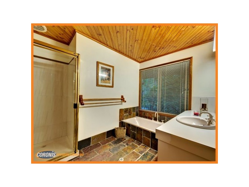 18 Drapers Road, Eatons Hill QLD 4037