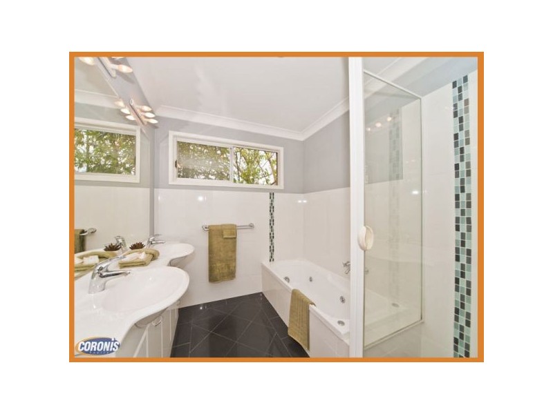 8 Lawrence Road, Chermside West QLD 4032