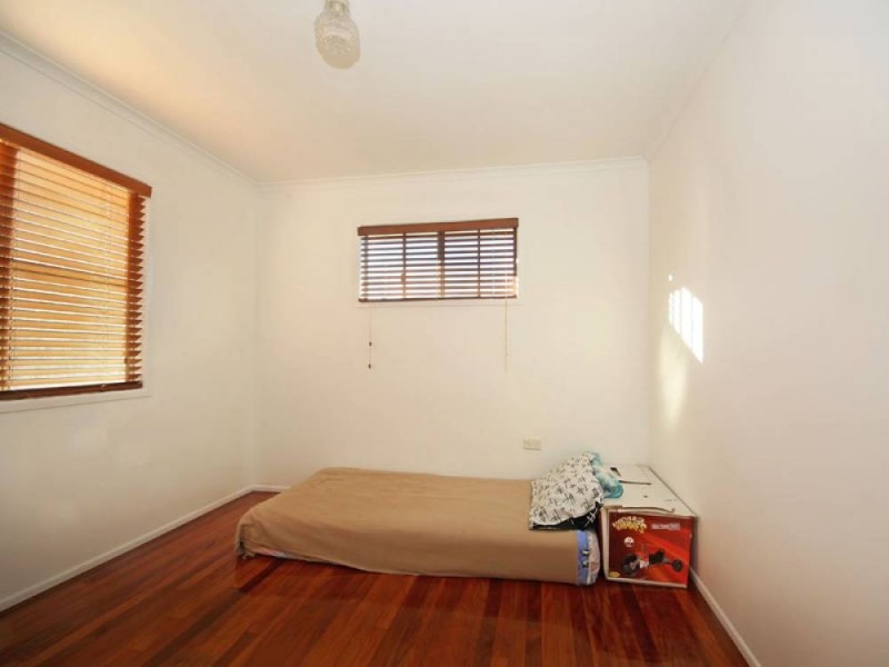 8 Golden Avenue, Kallangur QLD 4503