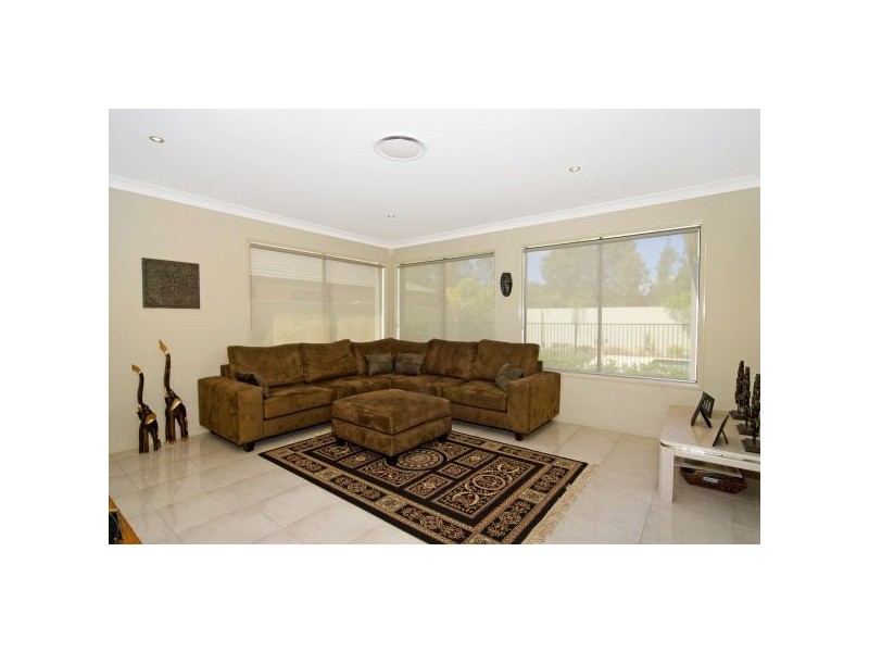 25 Riverlinks Boulevard East, Helensvale QLD 4212