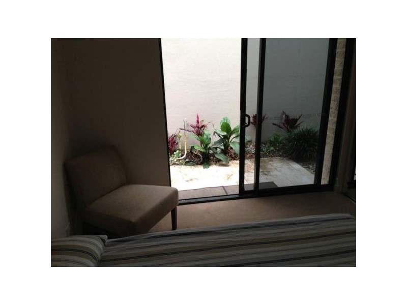 8/90 Wynnum Road, Norman Park QLD 4170