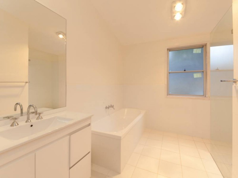 3 Macarthur Court, Mount Ommaney QLD 4074