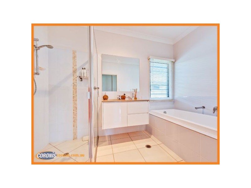 8 Shallow Bay Drive, Springfield Lakes QLD 4300