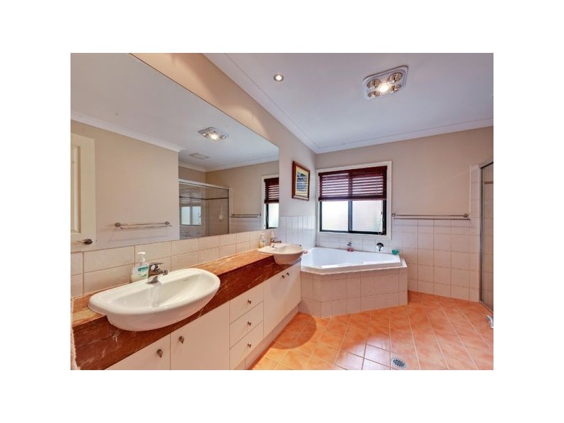 555 Oyster Cove Prom, Helensvale QLD 4212