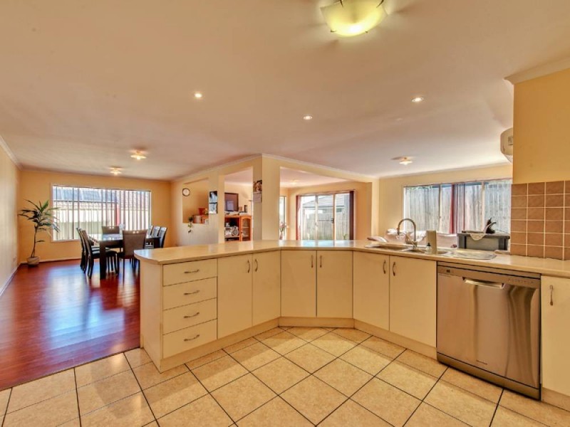 3 Dulcie Close, Springfield Lakes QLD 4300