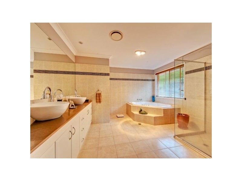 5 Ironbark Court, Wongawallan QLD 4210