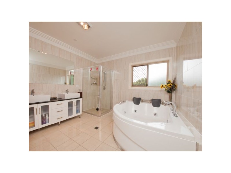 11 Angel Court, Eatons Hill QLD 4037