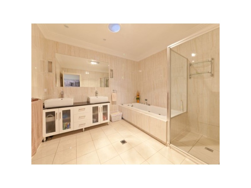 11 Angel Court, Eatons Hill QLD 4037