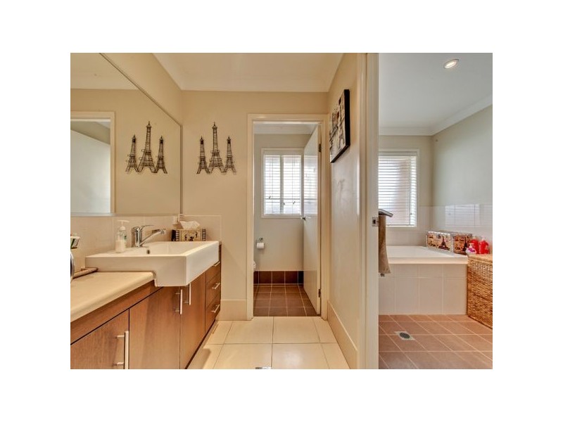 7 Flame Trees Crescent, Maudsland QLD 4210