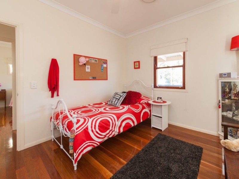 10 Seventh Avenue, Windsor QLD 4030