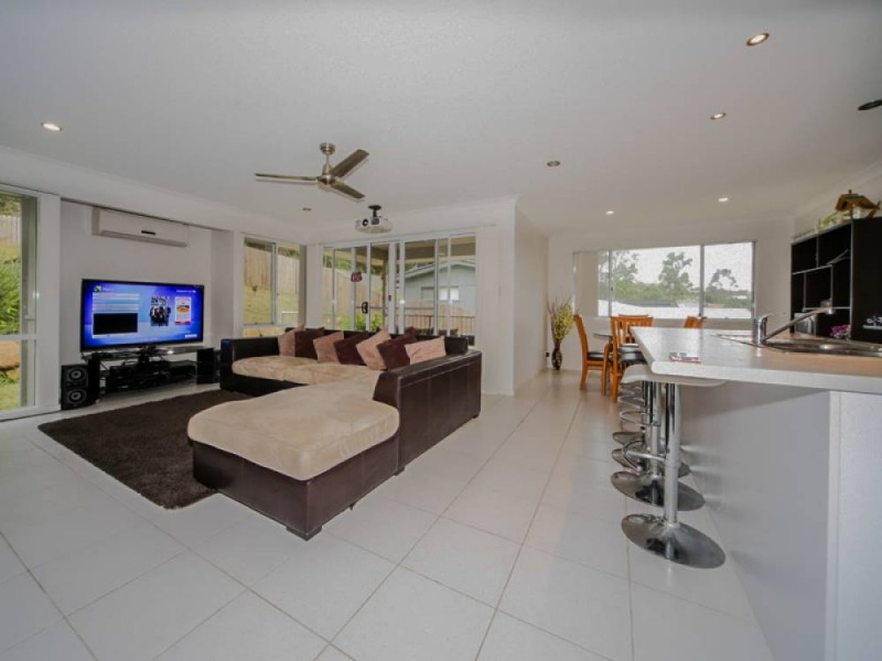 25 Finnin Court, Maudsland QLD 4210