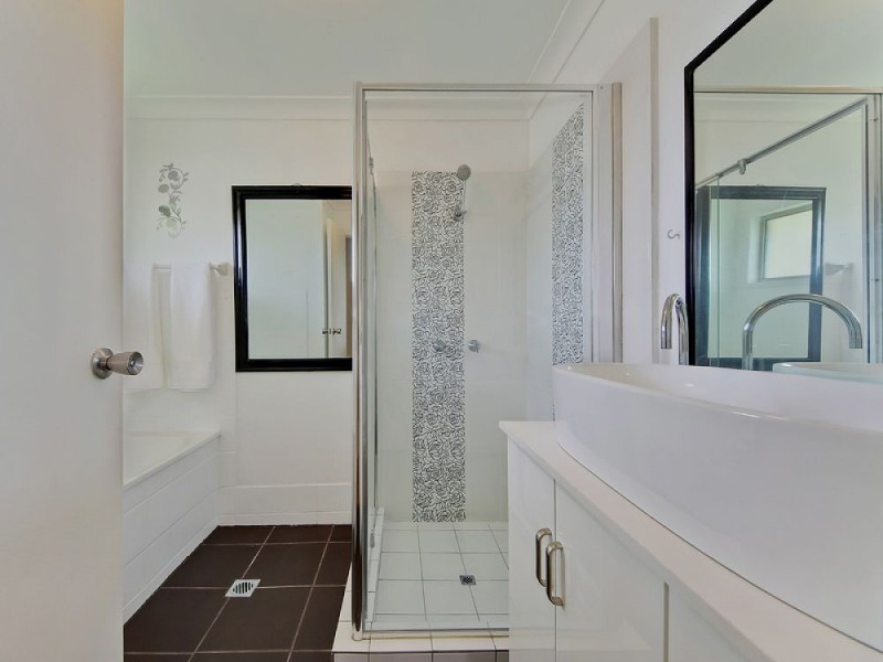 102 Explorers Way, Highland Park QLD 4211