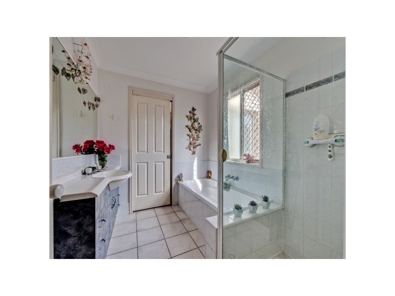 1 Muscovy Place, Forest Lake QLD 4078