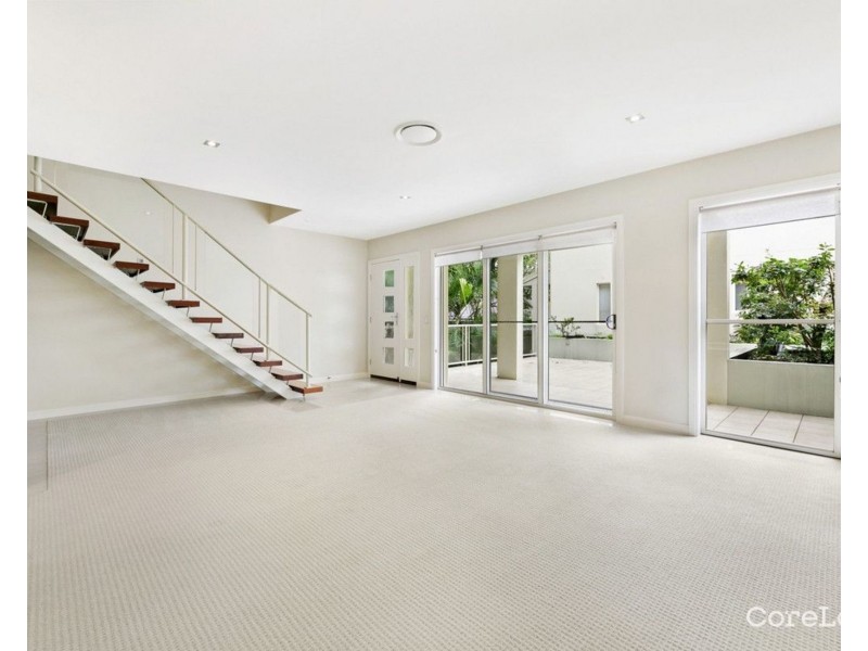 8/27 Gordon Street, Labrador QLD 4215