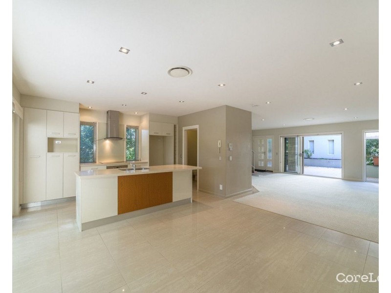 8/27 Gordon Street, Labrador QLD 4215