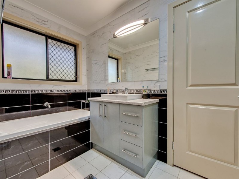 8 Eustace Circuit, Augustine Heights QLD 4300