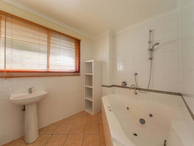 9 Glass Street, Ashmore QLD 4214