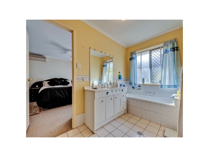 23 Eira Crescent, Edens Landing QLD 4207