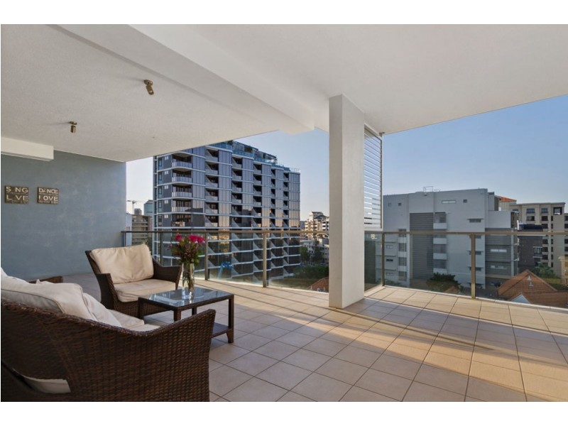 18/215 Wellington Road, East Brisbane QLD 4169