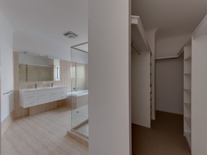 8 Amott Street, Stafford Heights QLD 4053