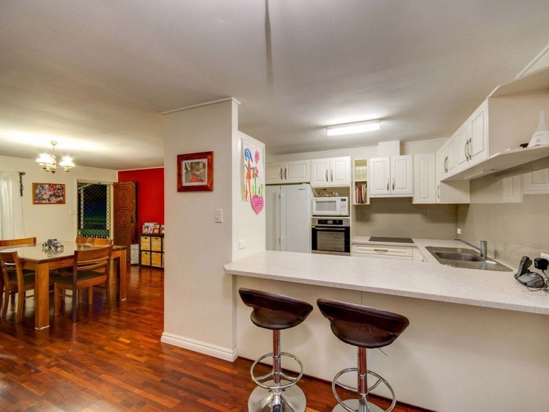 15 Minto Crescent, Arana Hills QLD 4054