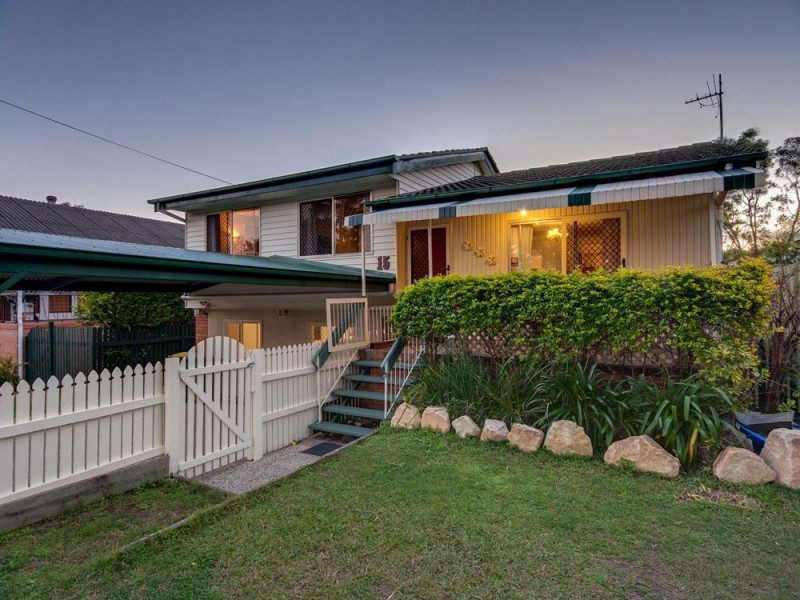 15 Minto Crescent, Arana Hills QLD 4054