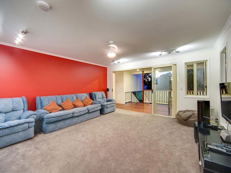 15 Minto Crescent, Arana Hills QLD 4054