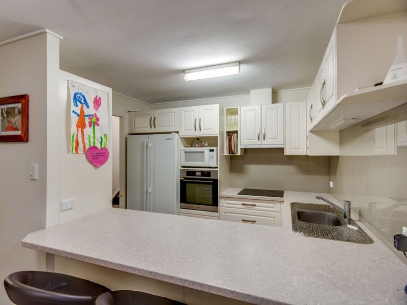 15 Minto Crescent, Arana Hills QLD 4054