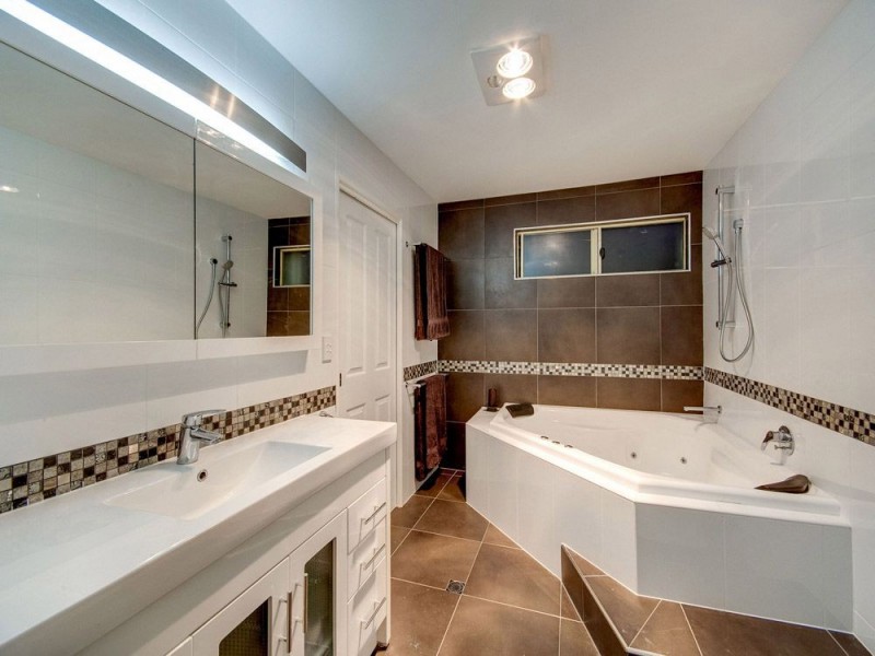 15 Minto Crescent, Arana Hills QLD 4054