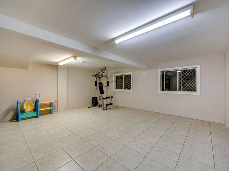 15 Minto Crescent, Arana Hills QLD 4054