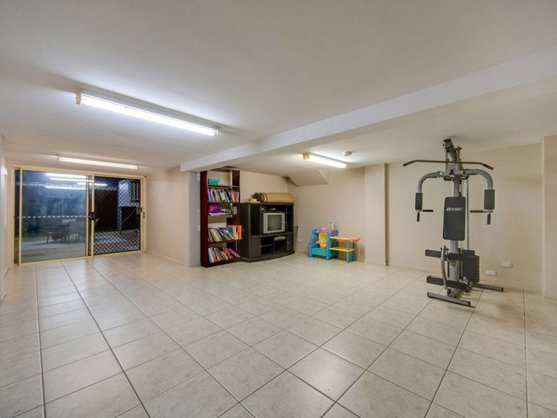 15 Minto Crescent, Arana Hills QLD 4054