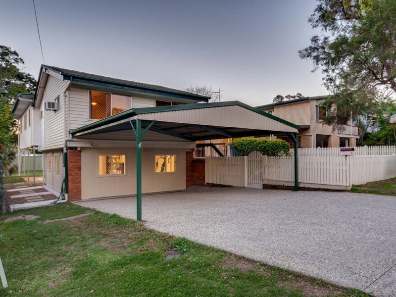 15 Minto Crescent, Arana Hills QLD 4054