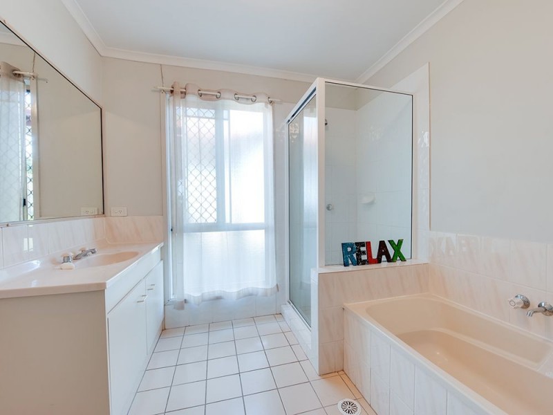 1&2/3 Louise Court, Silkstone QLD 4304