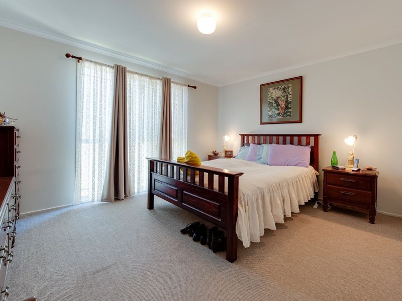1&2/3 Louise Court, Silkstone QLD 4304