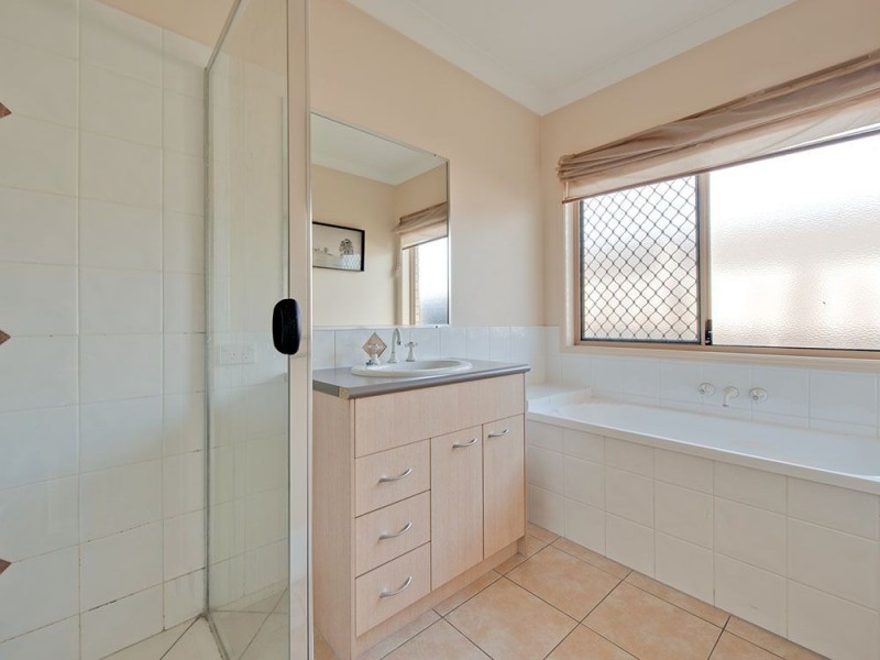 9 Brodie Court, Hillcrest QLD 4118