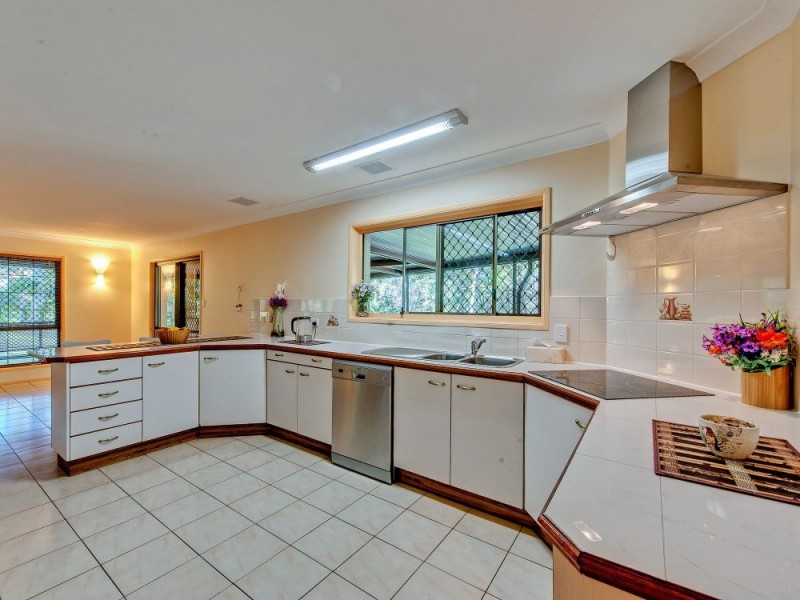 10 Hallett Avenue, Camira QLD 4300