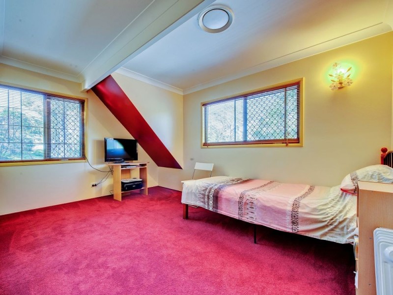 10 Hallett Avenue, Camira QLD 4300