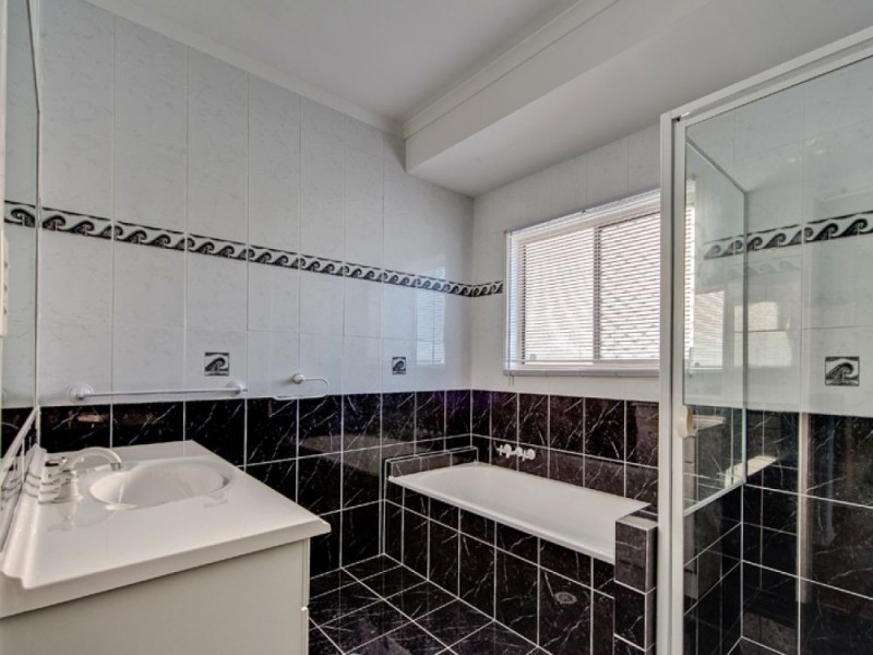 16 Riverside Terrace, Windaroo QLD 4207