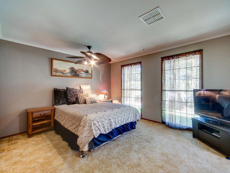 15 Barrine Court, Petrie QLD 4502