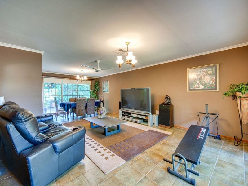 15 Barrine Court, Petrie QLD 4502