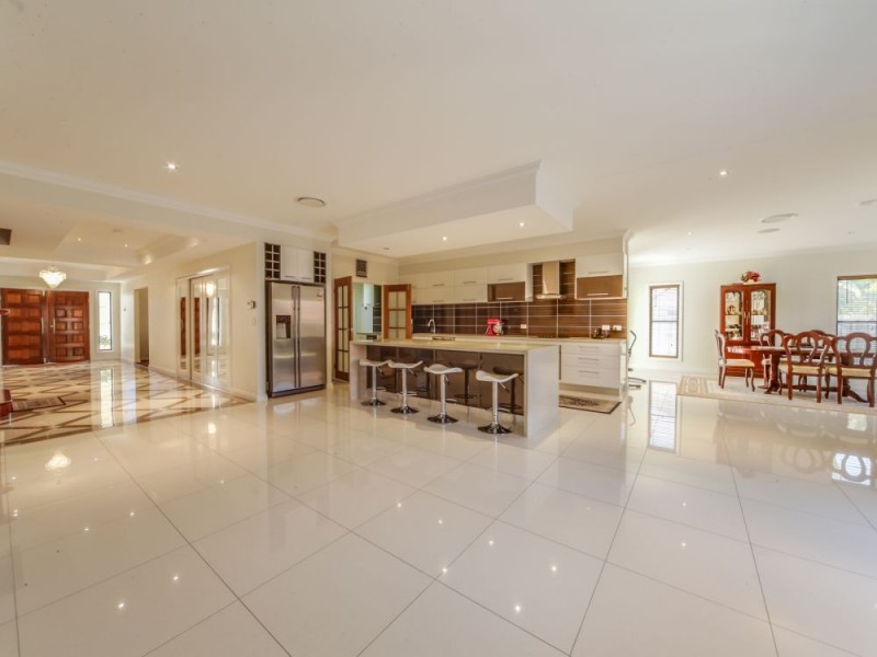 6 The Avenue, Windaroo QLD 4207