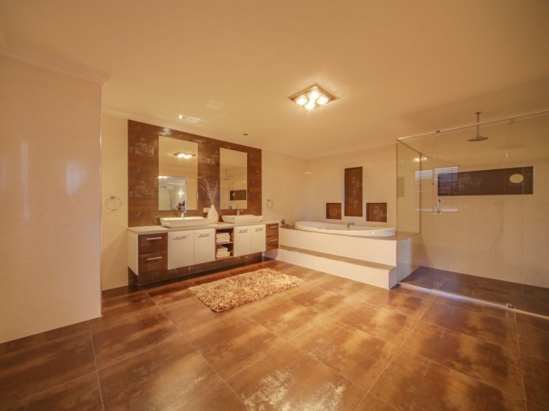 6 The Avenue, Windaroo QLD 4207