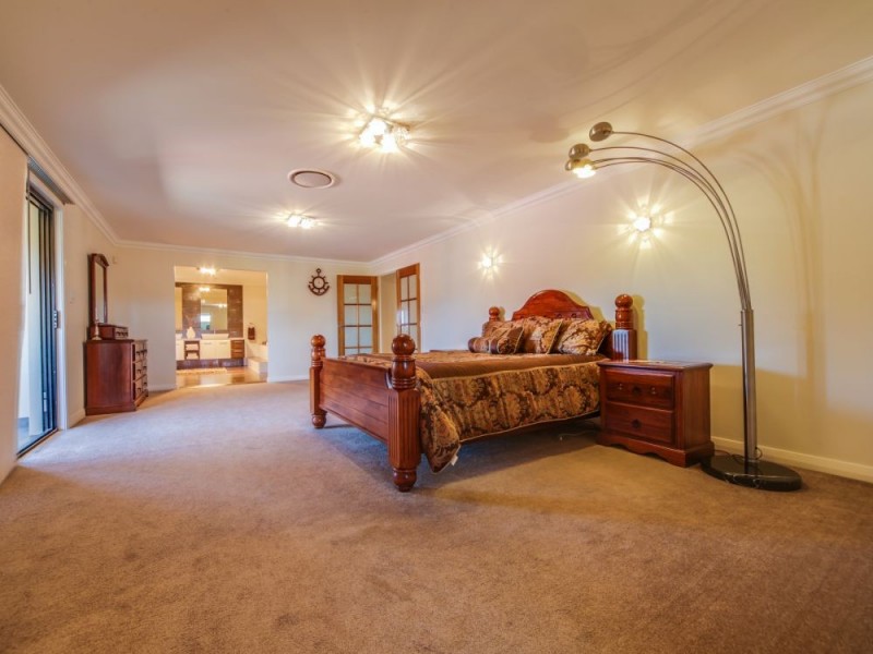 6 The Avenue, Windaroo QLD 4207